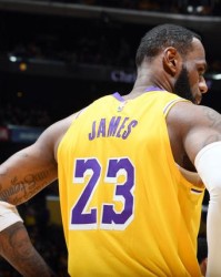  詹姆斯率湖人逆转取胜，紫金军团重拾争冠信心