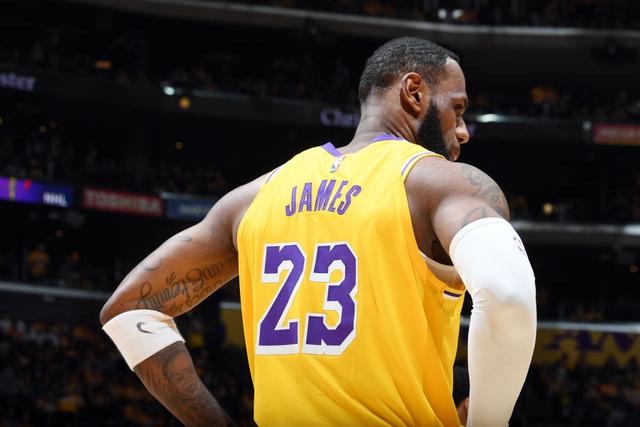 詹姆斯率湖人逆转取胜,紫金军团重拾争冠信心  詹姆斯率湖人逆转取胜,紫金军团重拾争冠信心