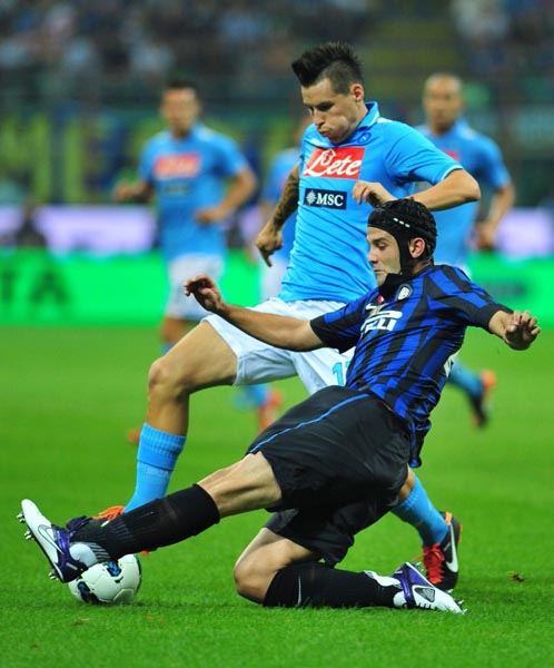  多特蒙德后卫染红离场，争议判罚引爆舆论  